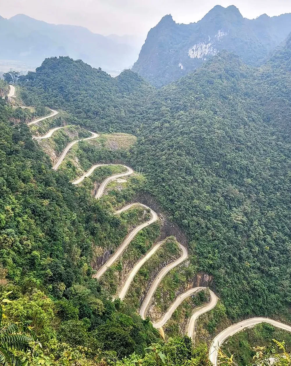 Có đoạn con đường giống như những bậc thang lên cổng trời.