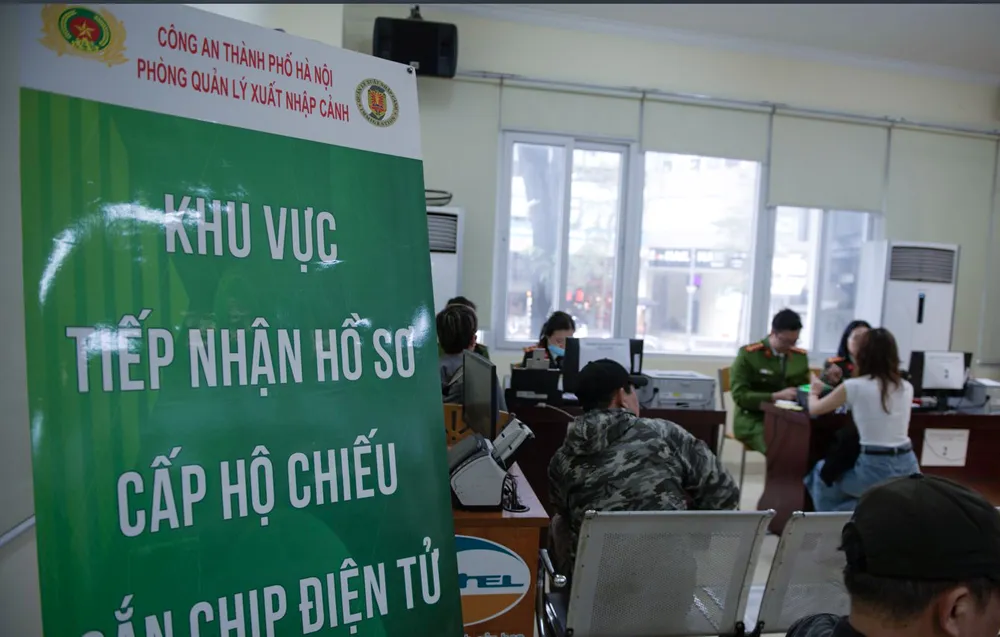Từ sáng sớm, nhiều người dân đã đến Phòng Quản lý Xuất nhập cảnh của Công an TP Hà Nội để làm thủ tục. Ngay từ cửa ra vào, cơ quan chức năng dán một bản hướng dẫn chi tiết các bước đăng ký cấp hộ chiếu.