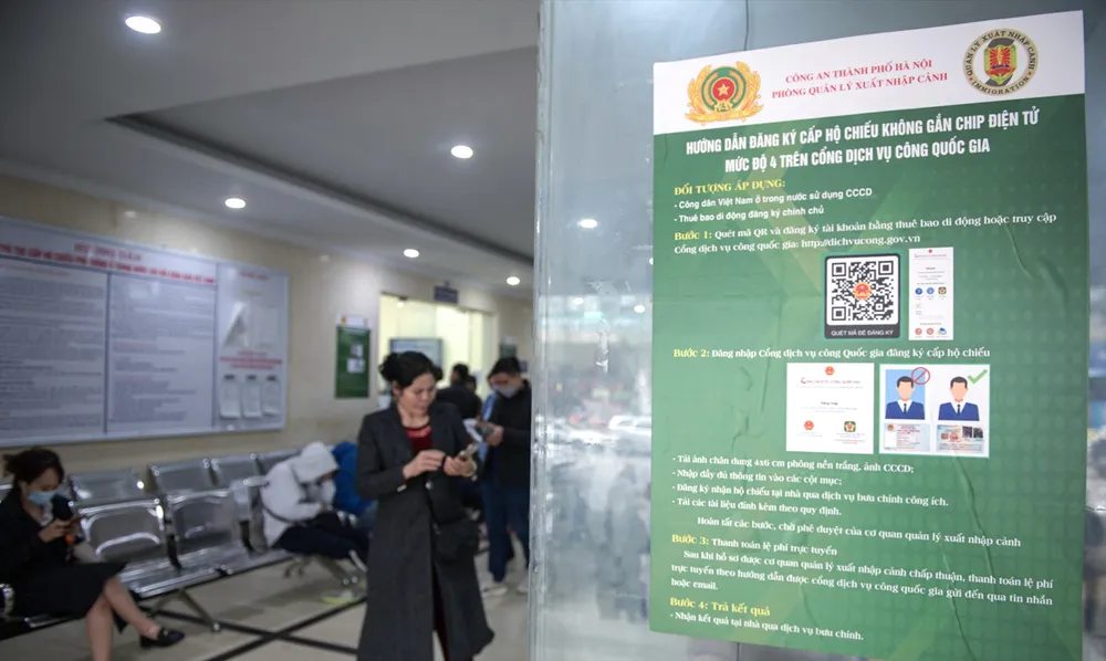 Trước đó, Phòng Quản lý Xuất nhập cảnh đã phối hợp với công an các phường, xã tuyên truyền tới người dân về các bước đăng ký cấp hộ chiếu gắn chip, đặc biệt là qua cổng dịch vụ công quốc gia.