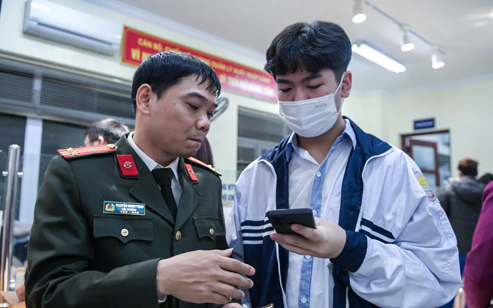 Đại diện Phòng Quản lý Xuất nhập cảnh Công an TP Hà Nội cũng khuyến cáo người dân không nên nhờ, thuê những dịch vụ đăng ký làm hộ chiếu. Những đơn vị nhận làm hộ này thường lấy chi phí cao, trong khi họ chỉ thực hiện việc khai thông tin hộ người dân.