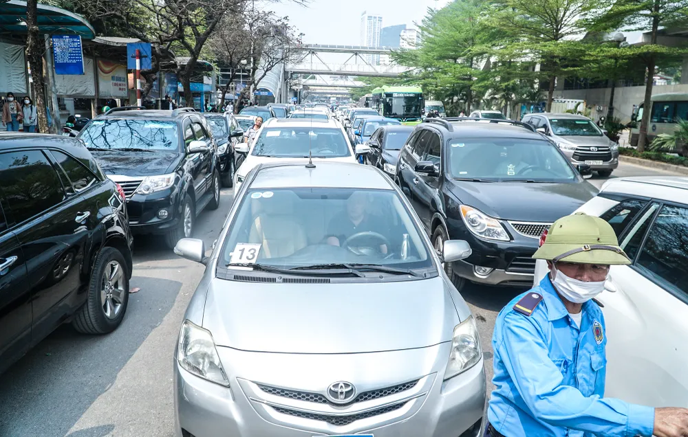 Người dân Hà Nội xếp hàng dài chờ đăng kiểm xe ảnh 1