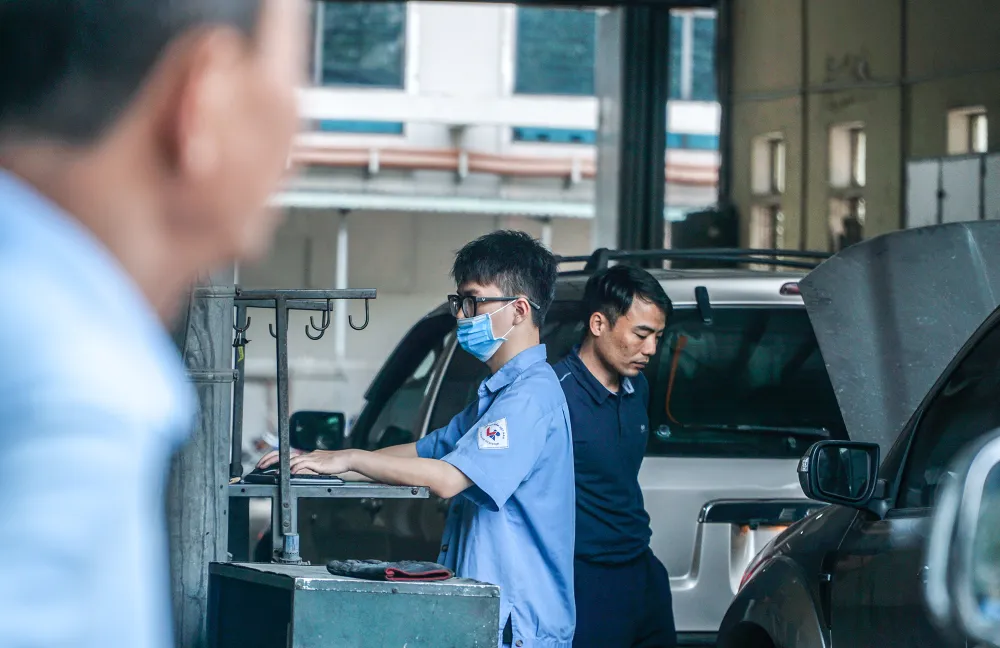 Một bảo vệ ở trung tâm cho biết, tình trạng xếp hàng chờ đợi ở đây đã được khoảng một tuần nay. Có người đến từ chiều tối trước chờ tới sáng hôm sau để đăng kiểm.