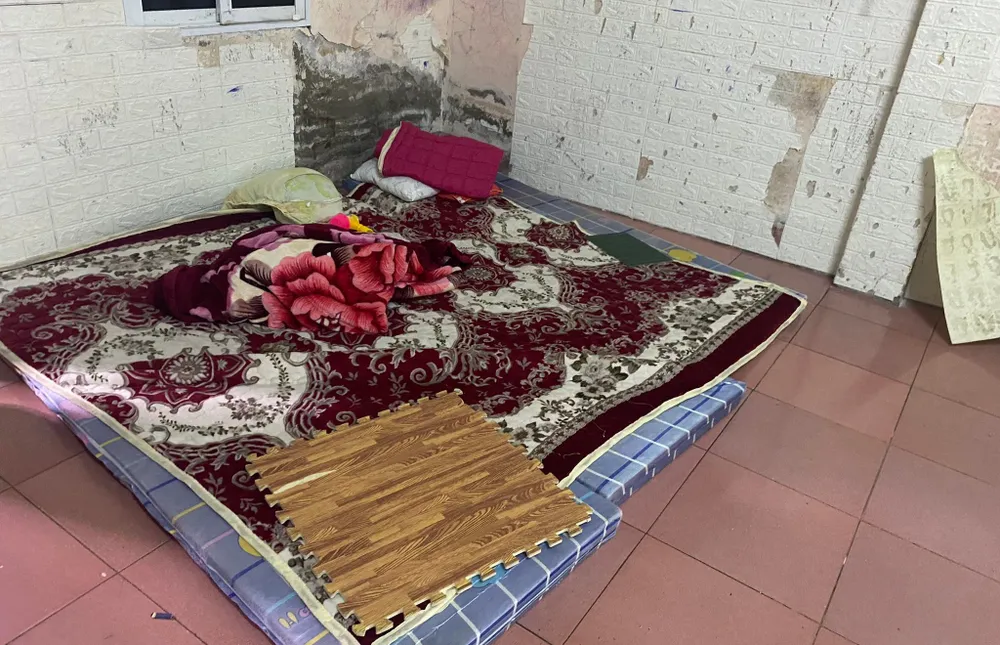 Khu vực phòng ngủ ở đây khá tối, ẩm thấp, nhiều mảng tường tại đây bị bong tróc.