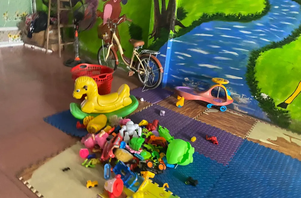 Bên trong cơ sở đồ đạc không nhiều, có ít bàn ghế và đồ chơi cho các bé.