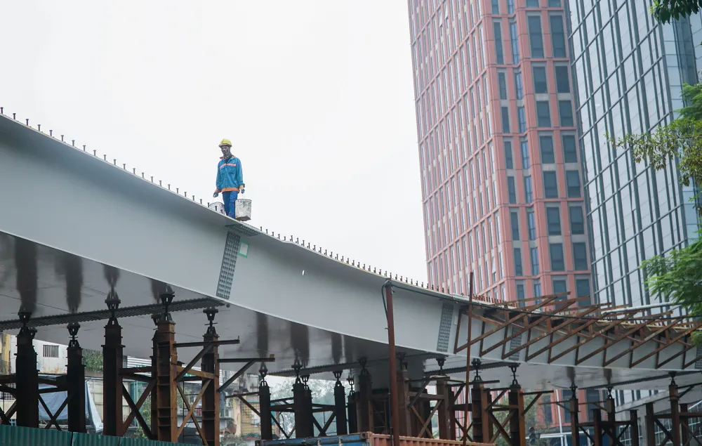 Theo ông Thắng, trong thời gian tới đơn vị sẽ đẩy nhanh tiến độ và tăng ca làm việc để kịp hoàn thành và đưa cây cầu vượt hình chữ C đầu tiên của Thủ đô Hà Nội vào sử dụng. Theo ông Thắng, trong thời gian tới đơn vị sẽ đẩy nhanh tiến độ và tăng ca làm việc để kịp hoàn thành và đưa cây cầu vượt hình chữ C đầu tiên của Thủ đô Hà Nội vào sử dụng.