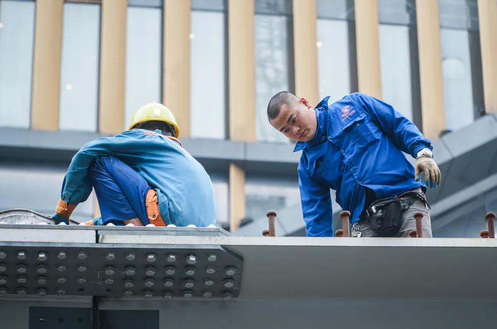 Bên trong các dầm cầu vượt thép được để rỗng, chuẩn bị hoàn chỉnh bề mặt cầu. Bên trong các dầm cầu vượt thép được để rỗng, chuẩn bị hoàn chỉnh bề mặt cầu.