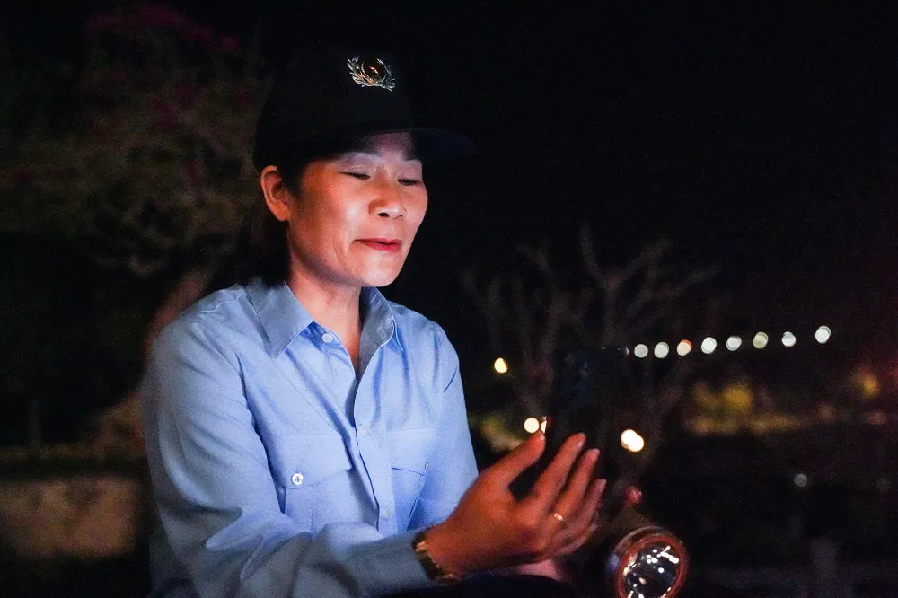 Nhiều đêm nhớ con gái, chị lại tranh thủ mở điện thoại ra để gọi về tâm sự với con. Ảnh: PHI HÙNG.