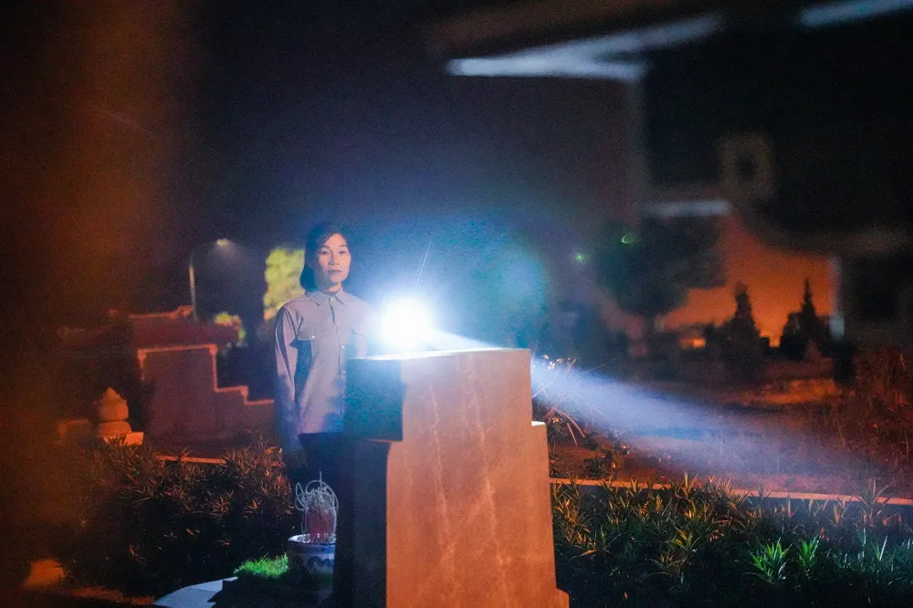 Gần 10 năm nay chị My gắn bó với công việc làm bảo vệ ở khu nghĩa trang Lạc Hồng Viên. Ảnh: PHI HÙNG