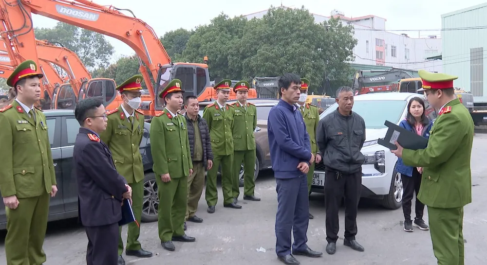 Công an làm việc với Trung tâm đăng kiểm 29-07D hôm 25-2. Ảnh CACC Công an làm việc với Trung tâm đăng kiểm 29-07D hôm 25-2. Ảnh CACC