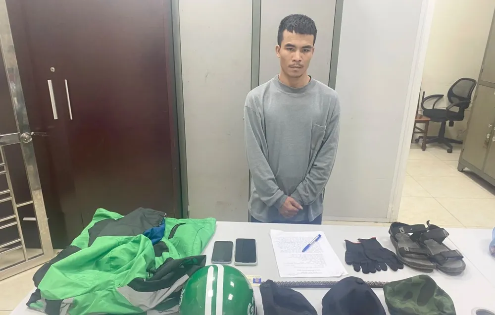 Hà Văn Lai cùng tang vật vụ án. Ảnh CACC Hà Văn Lai cùng tang vật vụ án. Ảnh CACC