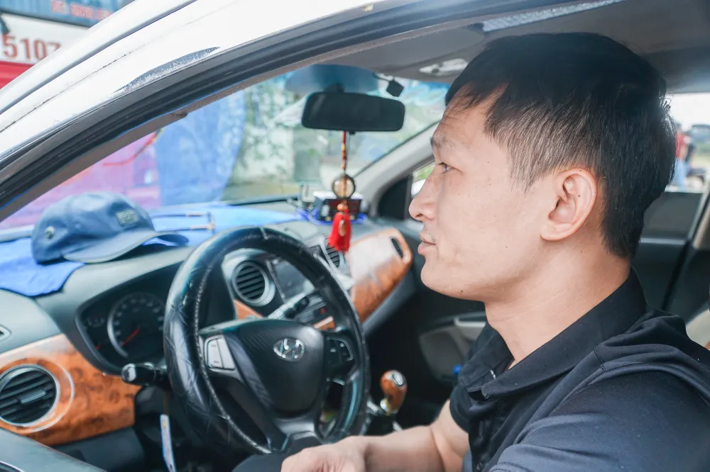 Nam tài xế này cho hay đã tới đây từ sáng để đăng kiểm, nhưng gần trưa nay vẫn chưa vào được phía trong vì số lượng phương tiện quá đông.