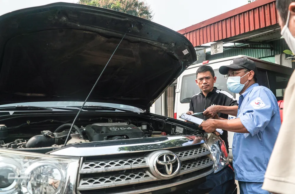 Một nhân viên ở trung tâm cho biết, số lượng phương tiện đăng kiểm ở đây khá đông. Trong khi nhân viên chỉ có vài người, dù hoạt động hết công suất nhưng cũng không thể đáp ứng hết được nhu cầu của người tới đăng kiểm.