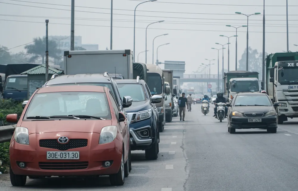 Nhiều tài xế cho biết đã chờ đợi ở đây trưa hôm qua, nhưng tới sáng nay vẫn chưa đến lượt.