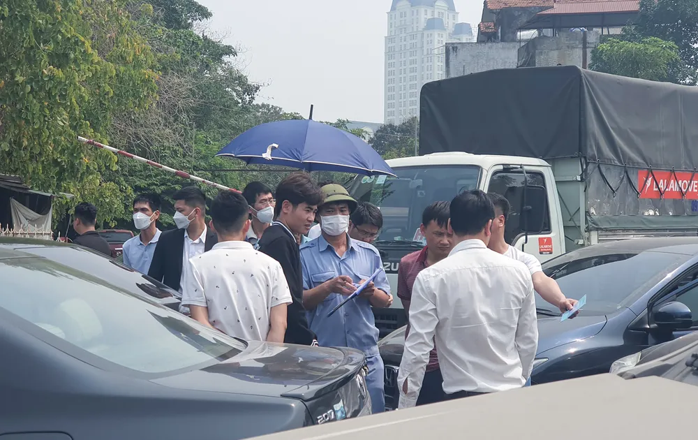 Tình trạng xếp hàng dài chờ đợi ở đây cũng xảy ra tương tự như các trung tâm đăng kiểm khác.