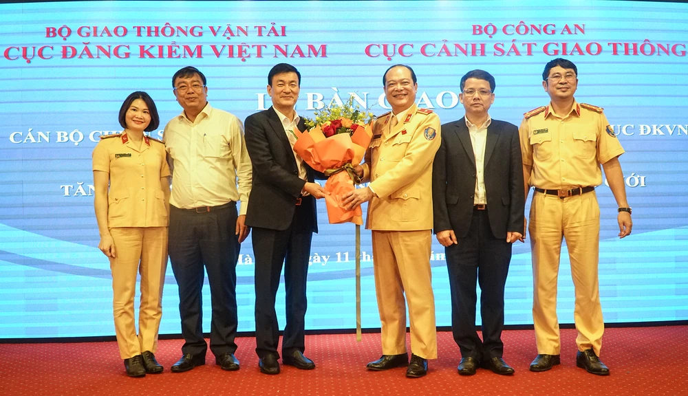 Lãnh đạo Cục CSGT chúc mừng tân Cục trưởng Cục đăng kiểm VN trên cương vị mới. Ảnh PHI HÙNG.