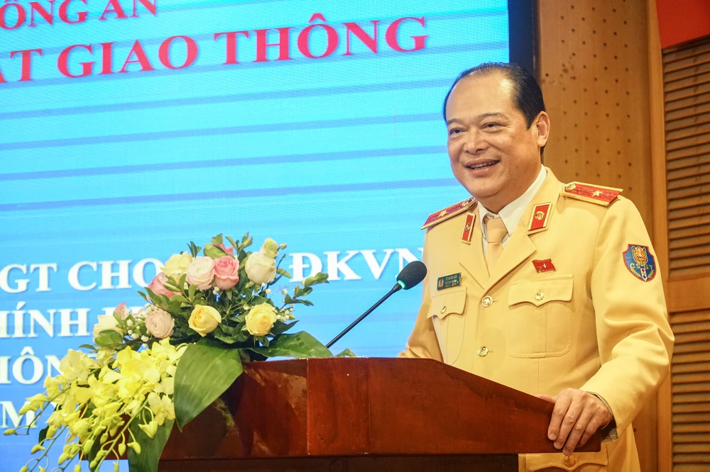 Thiếu tướng Lê Xuân Đức, Phó Cục trưởng Cục CSGT phát biểu tại lễ bàn giao. Ảnh PHI HÙNG