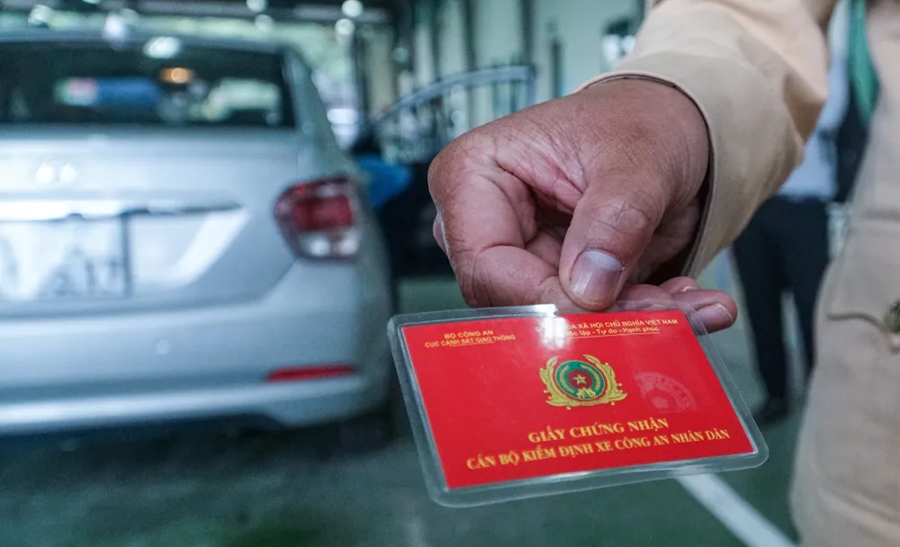 Theo Thiếu tá Huy, các cán bộ, chiến sĩ CSGT được điều động hỗ trợ cho các trung tâm đăng kiểm đều có giấy chứng nhận cán bộ kiểm định xe Công an nhân dân, nên nhanh chóng bắt nhịp được với công việc tại các trung tâm đăng kiểm xe cơ giới.