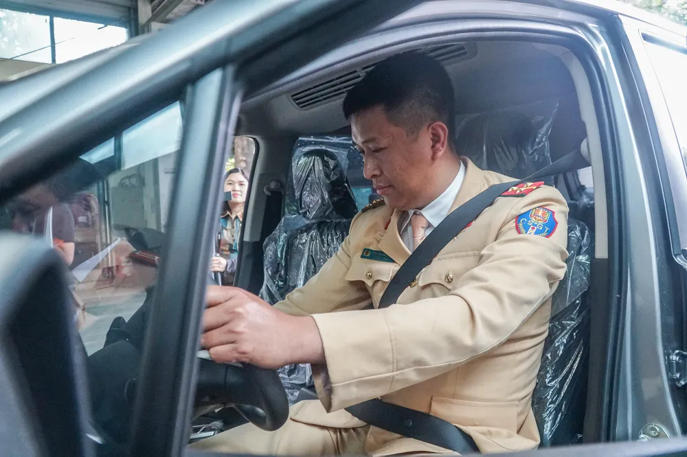 Tất cả các bước kiểm tra đều được các đăng kiểm viên CSGT thực hiện kỹ càng.