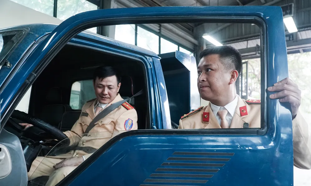 Thiếu tá Hùng Thế Huy (Công an tỉnh Thái Nguyên), cho biết được điều động về Cục CSGT để phối hợp với trung tâm đăng kiểm thực hiện nhiệm vụ đăng kiểm, phục vụ nhân dân trên địa bàn TP Hà Nội.