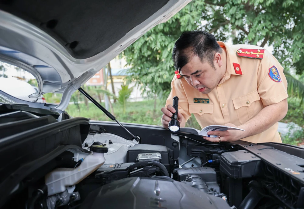 Hình ảnh cán bộ chiến sĩ CSGT được tập huấn trong hoạt động đăng kiểm ở tỉnh Hà Nam sáng nay. Ảnh CTV