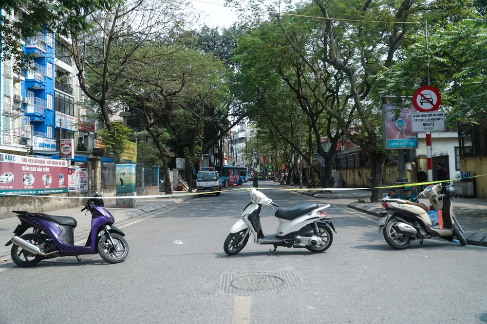 Tới thời điểm 14 giờ cùng ngày, khu vực tai nạn vẫn bị phong tỏa. Ngoài dân khi tham giao thông ở cả hai chiều đều phải quay đầu, phía bên trong lực lượng chức năng vẫn đang đo đạc khám nghiệm hiện trường. Tới thời điểm 14 giờ cùng ngày, khu vực tai nạn vẫn bị phong tỏa. Ngoài dân khi tham giao thông ở cả hai chiều đều phải quay đầu, phía bên trong lực lượng chức năng vẫn đang đo đạc khám nghiệm hiện trường.