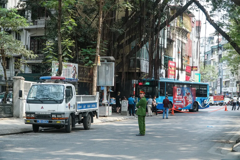 Theo thông tin ban đầu, vụ tai nạn xảy ra vào trưa nay, ngày 14-3, chiếc xe buýt số 09A khi đang đi trên đường Đội Cấn, khi tới khu vực số nhà 341 thuộc phường Liễu Giai, quận Ba Đình, TP Hà Nội bất ngờ mất lái và lao vào một ngôi nhà kinh doanh bún chả bên đường. Theo thông tin ban đầu, vụ tai nạn xảy ra vào trưa nay, ngày 14-3, chiếc xe buýt số 09A khi đang đi trên đường Đội Cấn, khi tới khu vực số nhà 341 thuộc phường Liễu Giai, quận Ba Đình, TP Hà Nội bất ngờ mất lái và lao vào một ngôi nhà kinh doanh bún chả bên đường.