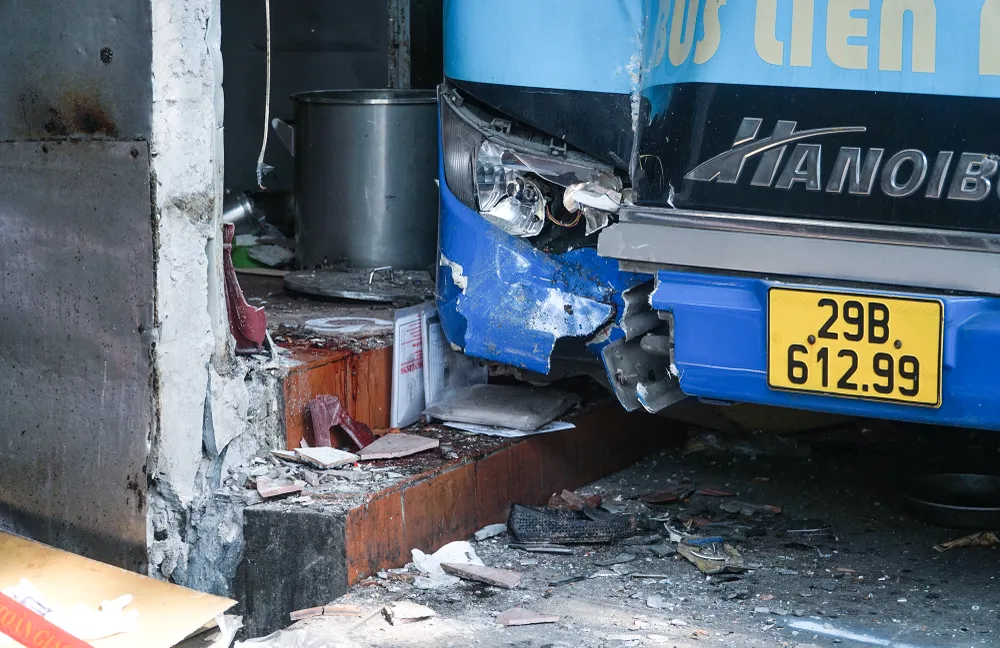 Bước đầu, hai nạn nhân không nguy kịch tới tính mạng. Ngoài ra, khoảng sáu người trên chiếc xe cũng được cảnh sát đưa đi kiểm tra, họ bị xây xát nhẹ ở phần mềm. Bước đầu, hai nạn nhân không nguy kịch tới tính mạng. Ngoài ra, khoảng sáu người trên chiếc xe cũng được cảnh sát đưa đi kiểm tra, họ bị xây xát nhẹ ở phần mềm.