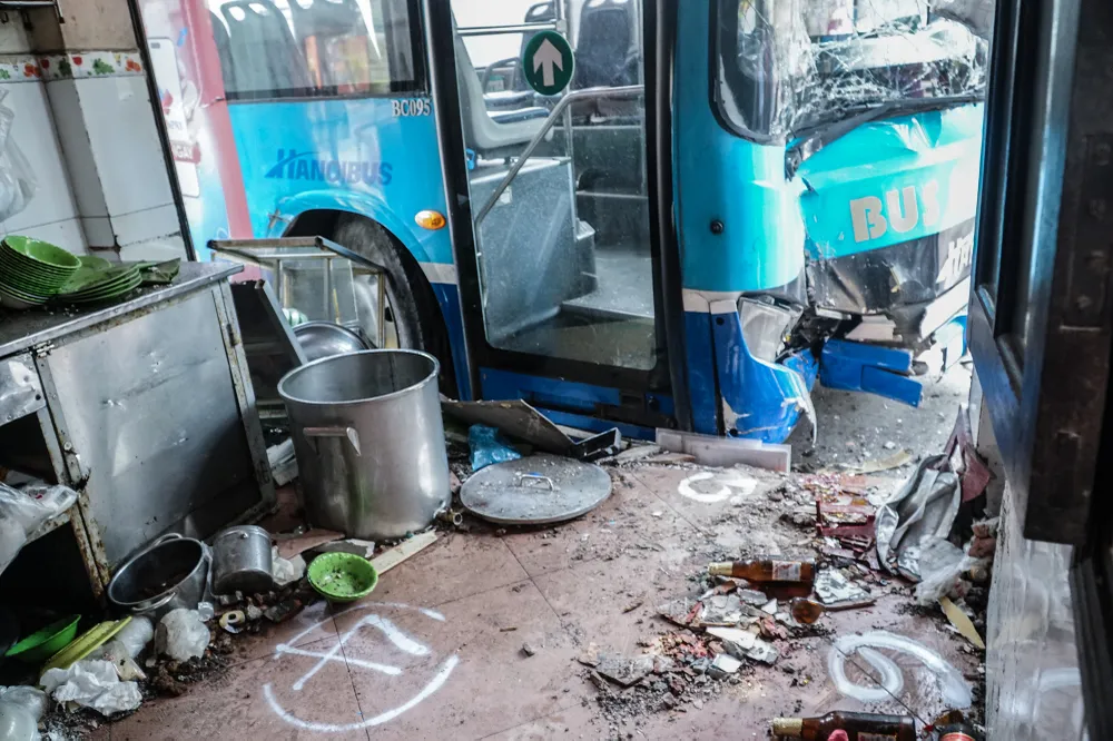 Nhiều đồ vật ngổn ngang sau vụ tai nạn. Nhiều đồ vật ngổn ngang sau vụ tai nạn.