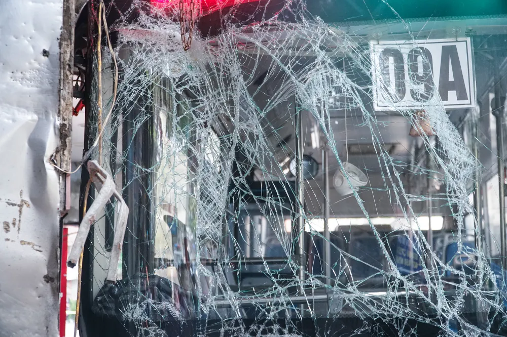 Thời điểm xảy ra sự việc, người dân cho biết họ nghe thấy tiếng động lớn. Hình ảnh tại hiện trường cho thấy đầu xe buýt biến dạng, nhiều mảnh vỡ văng ra vỉa hè. Thời điểm xảy ra sự việc, người dân cho biết họ nghe thấy tiếng động lớn. Hình ảnh tại hiện trường cho thấy đầu xe buýt biến dạng, nhiều mảnh vỡ văng ra vỉa hè.