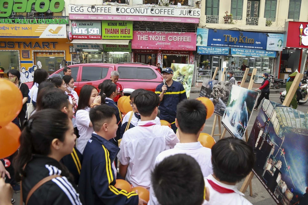 Những bức tranh được trưng bày tuyên truyền người người dân, học sinh hiểu hơn về nghề cứu hỏa và những nguy hiểm khi có hỏa hoạn, từ đó nâng cao ý thức của mọi gia đình. Ảnh CACC