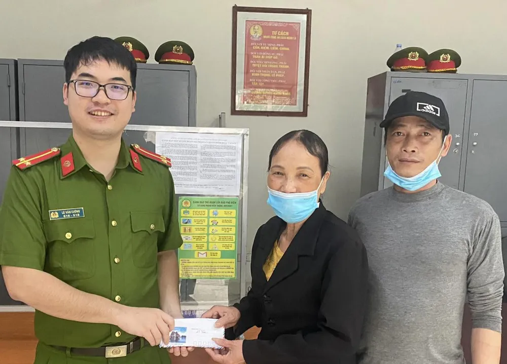 Bà K vui mừng cảm ơn công an xã Mai Lâm đã kịp thời giúp đỡ mình. Ảnh CACC