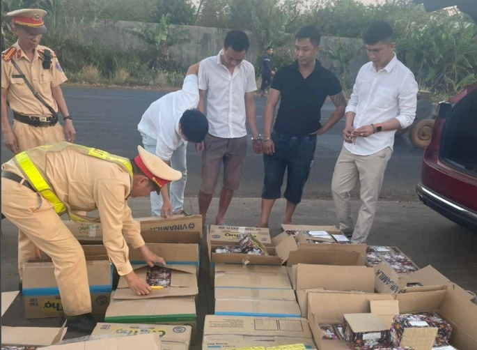 Phan Văn Tân (ngụ tại Nghệ An), chở theo Bùi Văn Thế (ngụ tại Nghệ An) và Phan Thị Hà Giang (ngụ tại Gia Lai)