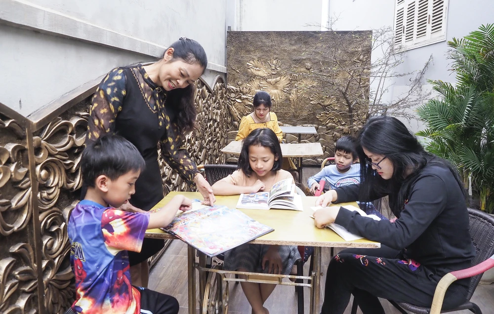 Tủ sách miễn phí ở Hà Nội của chị Ngô Quỳnh Liên