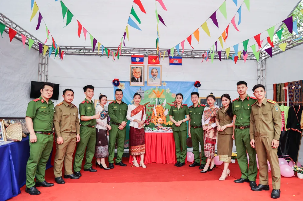 Hội trại của các sinh viên quốc tế mang những nét đặc trưng văn hoá riêng, phong phú thông qua hoạt động như múa truyền thống và ẩm thực.