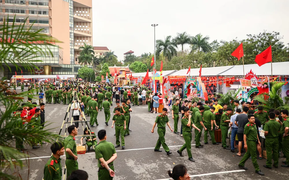 Hội trại dự kiến diễn ra trong 3 ngày, từ 24 đến 26-3. Tại khuôn viên trường, 20 gian trại là những nỗ lực, sáng tạo của thầy và trò khi cùng chung tay thể hiện bản sắc về đơn vị, chuyên ngành của mình.