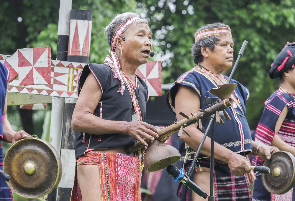Từ quan niệm “vạn vật hữu linh”, trong mỗi chiếc chiêng, chiếc cồng đều có “hồn” và có thần linh trú ngụ. Các vị thần càng lâu đời thì càng linh thiêng và có sức mạnh. Mặt khác, luật tục người Ba Na trước đây không cho phép đánh cồng, chiêng một cách tùy tiện. Từ quan niệm “vạn vật hữu linh”, trong mỗi chiếc chiêng, chiếc cồng đều có “hồn” và có thần linh trú ngụ. Các vị thần càng lâu đời thì càng linh thiêng và có sức mạnh. Mặt khác, luật tục người Ba Na trước đây không cho phép đánh cồng, chiêng một cách tùy tiện.