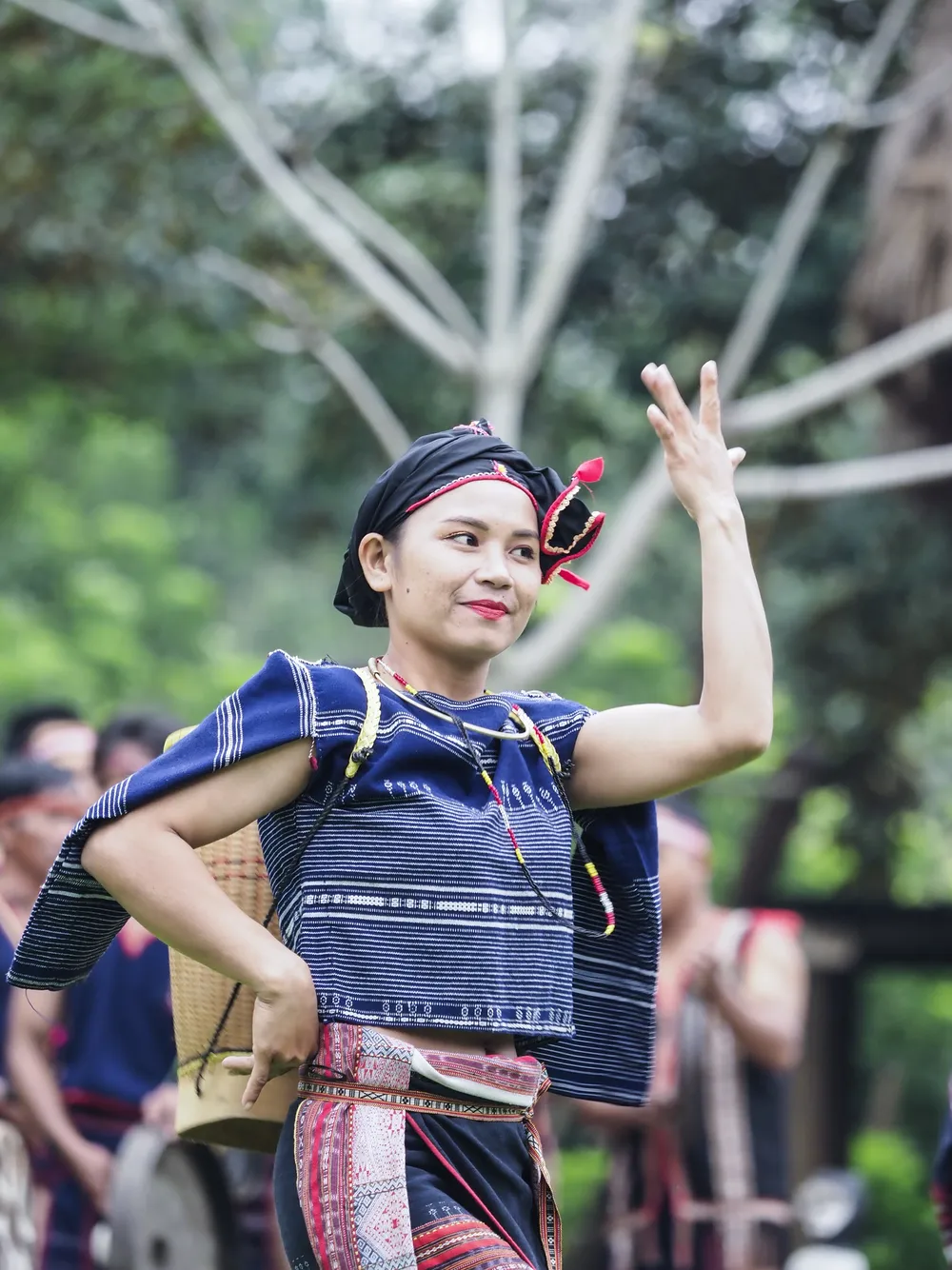 Hòa chung theo tiếng cồng chiêng là các điệu nhảy mang đặc trưng của người Ba Na. Hòa chung theo tiếng cồng chiêng là các điệu nhảy mang đặc trưng của người Ba Na.