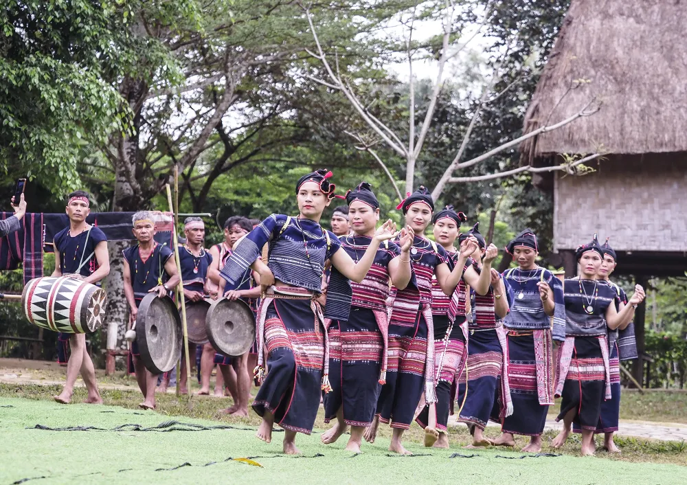 Cồng chiêng từ xưa được xem là tài sản quý giá của đồng bào Tây Nguyên. Đến nay Lễ hội cồng chiêng của đồng bào Tây Nguyên được UNESCO công nhận là một trong những di sản văn hóa phi vật thể của nhân loại. Chính vì vậy hầu hết các lễ hội của đồng bào không thể thiếu âm vang của tiếng cồng, tiếng chiêng. Cồng chiêng từ xưa được xem là tài sản quý giá của đồng bào Tây Nguyên. Đến nay Lễ hội cồng chiêng của đồng bào Tây Nguyên được UNESCO công nhận là một trong những di sản văn hóa phi vật thể của nhân loại. Chính vì vậy hầu hết các lễ hội của đồng bào không thể thiếu âm vang của tiếng cồng, tiếng chiêng.