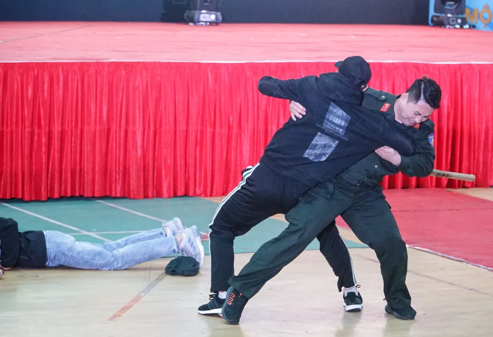 Màn võ thuật đẹp mắt của chiến sỹ CSCĐ đặc nhiệm CATP Hà Nội gây ấn tượng mạnh với các em học sinh. Ảnh: PHI HÙNG