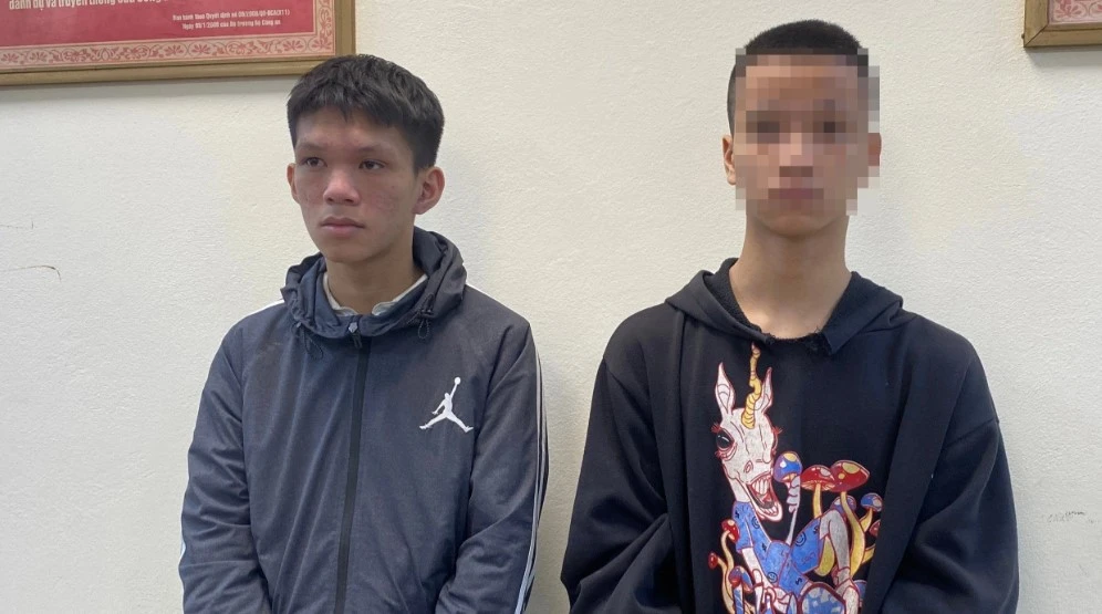 Hai nghi phạm Bảo (trái) và C tại trụ sở điều tra. Ảnh: CTV