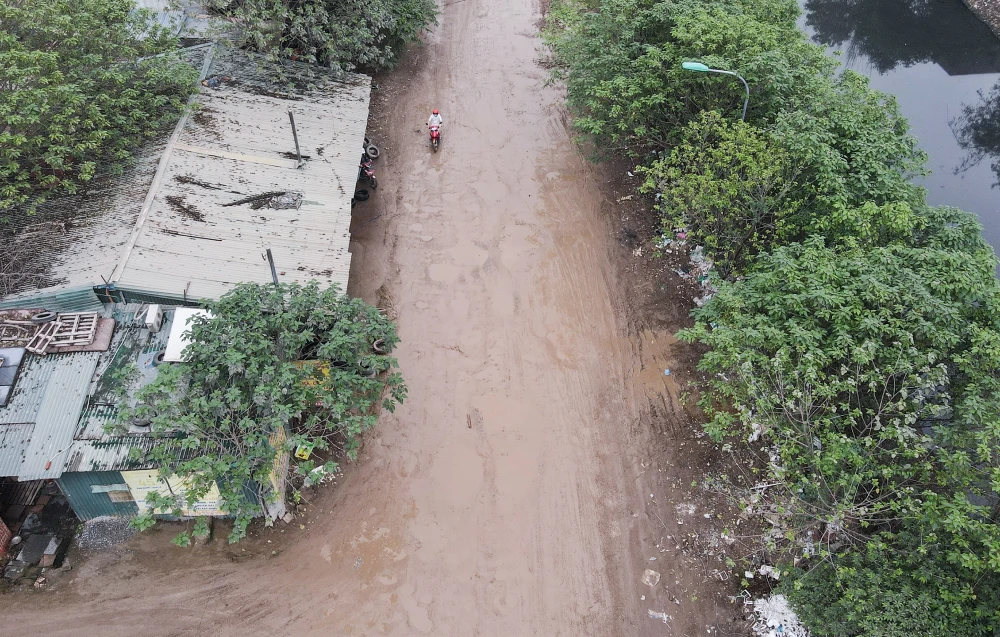 Mặt đường đầy ổ voi, ổ gà, cũng chẳng có vỉa hè, lề lối rõ ràng, gây mất an toàn giao thông.