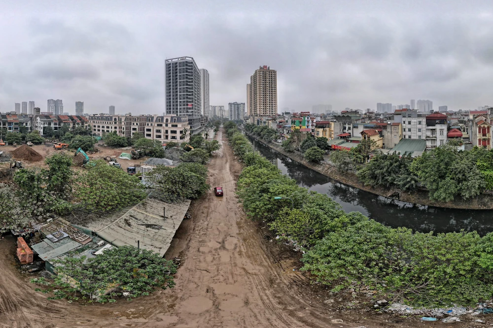 Đoạn đường nối từ phố Nguyễn Cảnh Dị đến cầu Định Công dẫn vào khu đô thị mới quận Hoàng Mai, phía Nam Hà Nội được người dân ở đây ví như con đường "đau khổ".