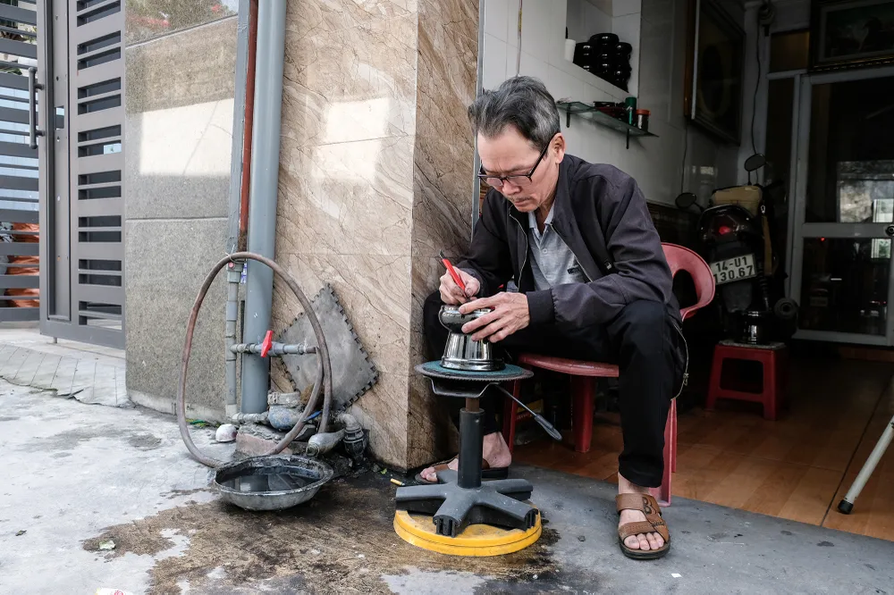 Các sản phẩm trống cổ trên than đá được ông khắc vẽ rất tỉ mỉ, sinh động, hoa văn, họa tiết tinh xảo.