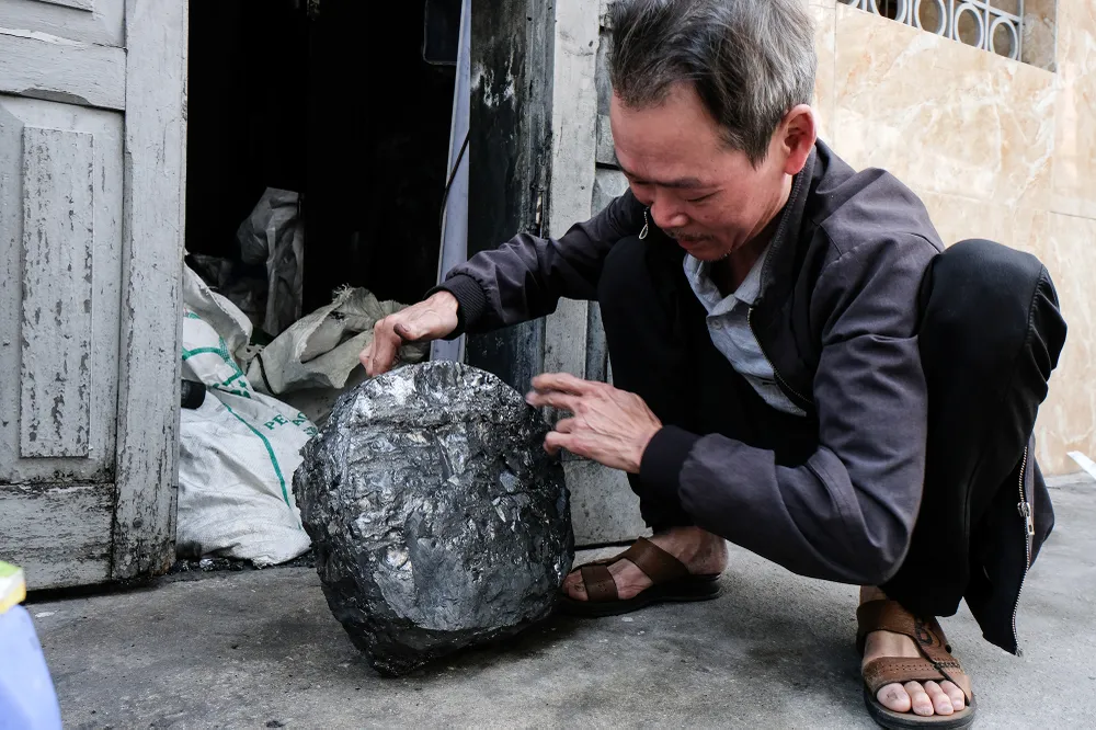 Năm 1987, sau khi xuất ngũ trở về quê hương, với khát khao, mong muốn tạo ra những sản phẩm mới mẻ, có giá trị, mang đặc sắc than đá của vùng đất mỏ quê hương, ông Lê Quang Ninh tiếp tục theo đuổi niềm đam mê chế tác, khắc vẽ trên khối than đá. Ông quyết định tạo ra tác phẩm trống đồng trên chất liệu than đá.