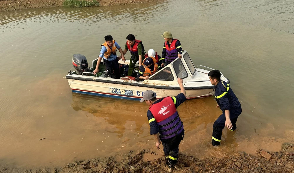 Lực lượng chức năng vẫn đang nỗ lực tìm kiếm các nạn nhân. Ảnh CTV
