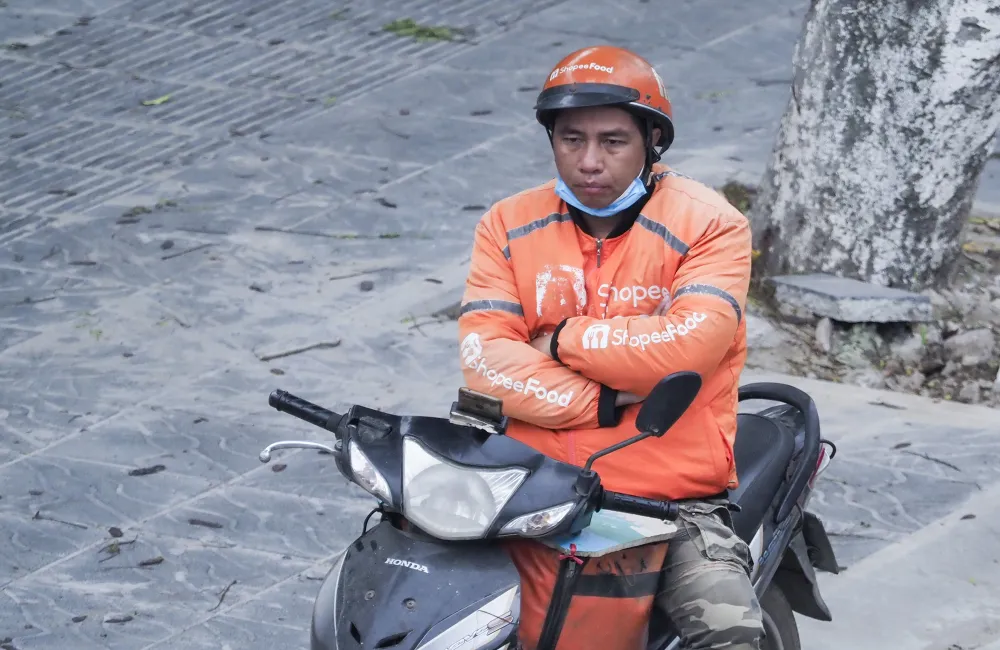 Những người làm nghề vận chuyển co ro bên lề đường. Những người làm nghề vận chuyển co ro bên lề đường.