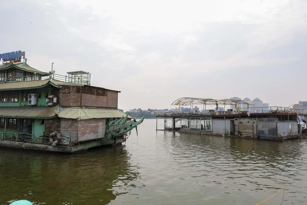 Trước đó, năm 2017, UBND TP. Hà Nội yêu cầu chấm dứt hoàn toàn hoạt động của các doanh nghiệp kinh doanh dịch vụ, văn hóa, thể thao du lịch, vui chơi giải trí, nuôi trồng, khai thác thủy sản trong phạm vi quản lý hồ Tây, di chuyển các tàu, thuyền, phương tiện nổi về một vị trí tập kết và xây dựng kế hoạch tháo dỡ.