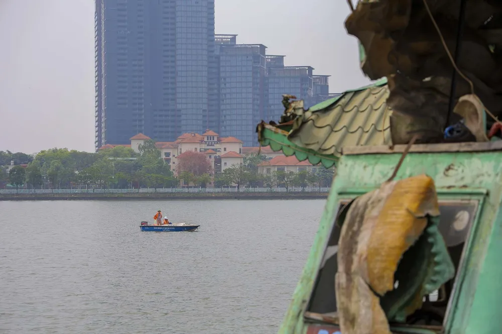 Ông Công Minh Tuấn, Phó Chủ tịch UBND phường Nhật Tân cho biết: &quot;Chúng tôi tập trung thực hiện tháo dỡ từ hôm nay, làm cả những ngày nghỉ lễ cho đến khi xong việc. Thời gian này, chúng tôi sẽ tập trung giải quyết dứt điểm bến cập du thuyền&quot;.