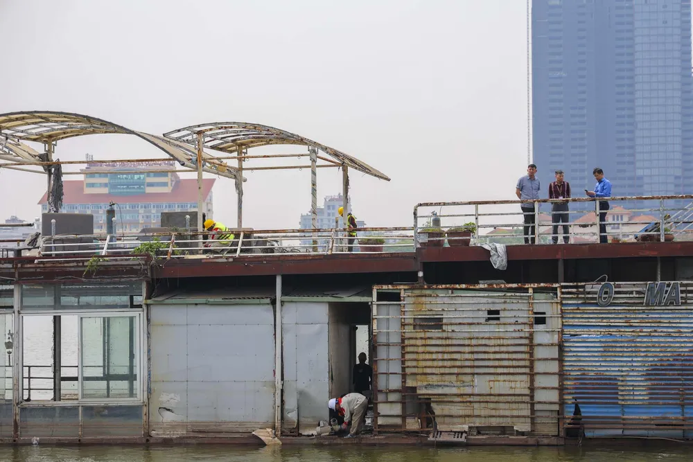 Bốn chiếc tàu này được chuyển về Đầm Bẩy (phường Nhật Tân) từ năm 2017 sau khi thành phố không cho phép kinh doanh trên mặt hồ Tây.