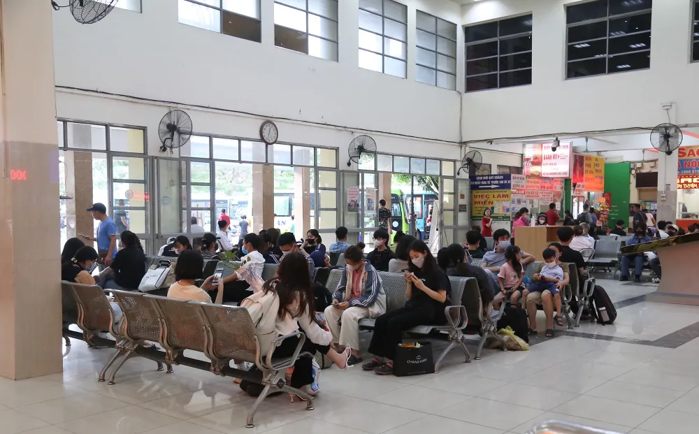 Vì nghỉ dài như vậy, chiều nay, 28-4, nhiều người ngoại tỉnh làm việc, học tập tại Hà Nội đã đổ về các bến xe Mỹ Đình, Giáp Bát, Nước Ngầm... đợi xe khách về với gia đình nơi quê xa.